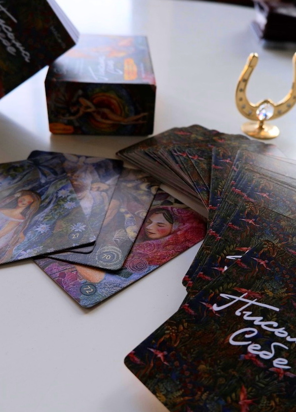 Метафорические ассоциативные карты (МАК) и карты Таро